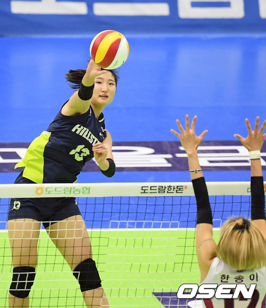 1세트 현대건설 정지윤이 강타를 날리고 있다./ rumi@osen.co.kr