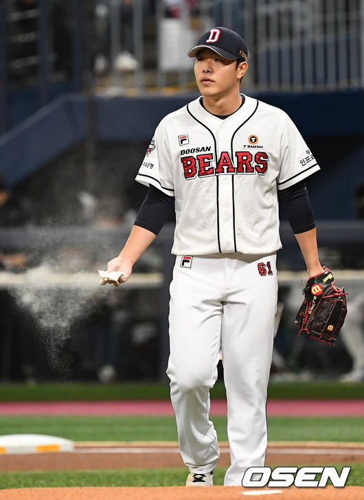 1회초 두산 선발 최원준이 마운드로 향하고 있다. / dreamer@osen.co.kr