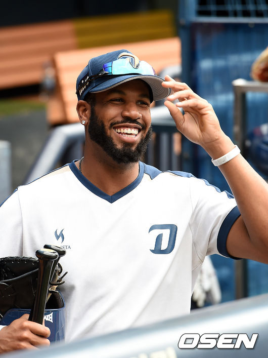 NC 스크럭스가 훈련을 준비하며 취재진을 향해 미소짓고 있다. /jpnews@osen.co.kr