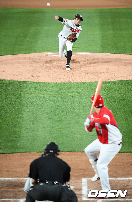 9일 오후 경기도 수원시 수원KT위즈파크에서 KBO리그 KT 위즈와 KIA 타이거즈의 경기가 진행됐다.6회초 KT 유원상이 KIA 유민상을 상대로 역투하고 있다.  /   soul1014@osen.co.kr