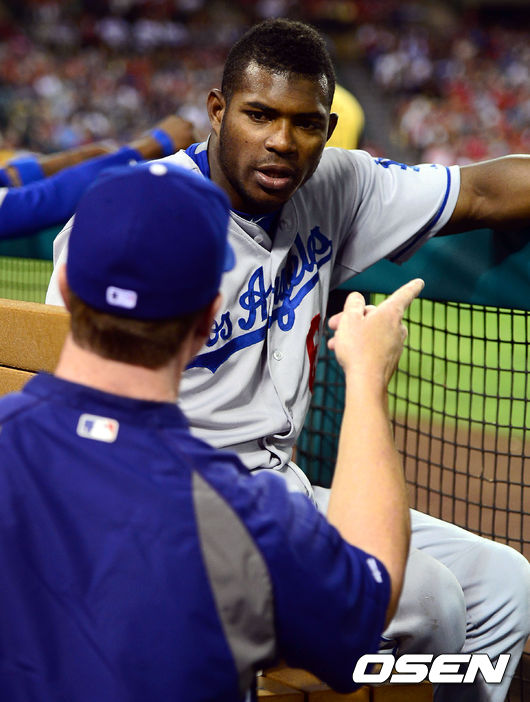 LA 다저스 시절 푸이그가 맥과이어 코치와 대화를 나누고 있다. /youngrae@osen.co.kr