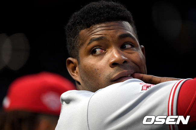 야시엘 푸이그가 더그아웃에서 관중석을 바라보고 있다. /dreamer@osen.co.kr