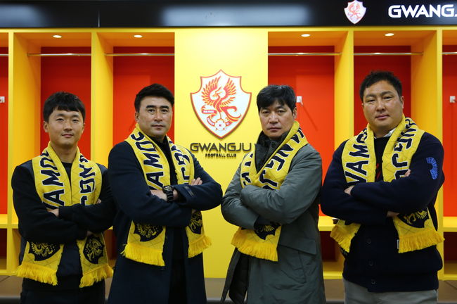 왼쪽부터 이거성 피지컬 코치, 이승준GK코치, 정성훈 수석코치, 홍성요 필드코치 [사진] 광주FC 제공