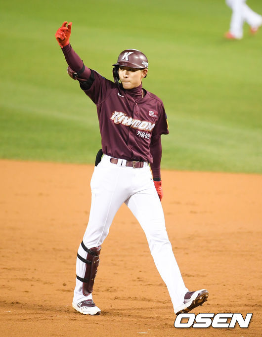 4회초 1사 2루 키움 이정후가 동점 1타점 적시타를 날린뒤 세리머니를 하고 있다. / soul1014@osen.co.kr