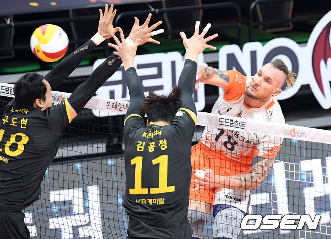 26일 오후 경기도 안산시 상록수체육관에서 ‘도드람 2020-2021 V리그’ OK금융그룹과 KB손해보험의 경기가 열렸다.2세트 OK금융그룹 펠리페가 강타를 하고 있다. /cej@osen.co.kr