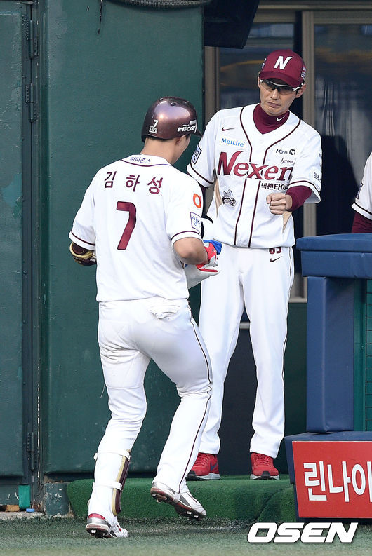 2015시즌 넥센 시절의 염경엽 감독과 김하성. 김하성이 홈런을 날리고 염경엽 감독과 하이파이브를 하고 있다. /sunday@osen.co.kr