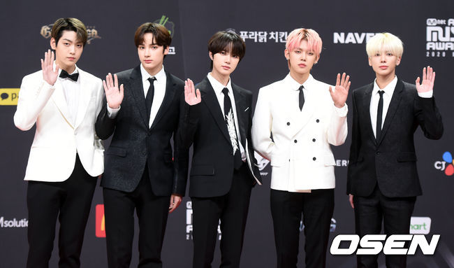 [OSEN=사진팀] 6일 오후 2020 엠넷 아시안 뮤직 어워즈(2020 MAMA) 레드카펫 행사가 열렸다. 그룹 TXT가 포토타임을 갖고 있다./photo@osen.co.kr[사진] CJ ENM 제공