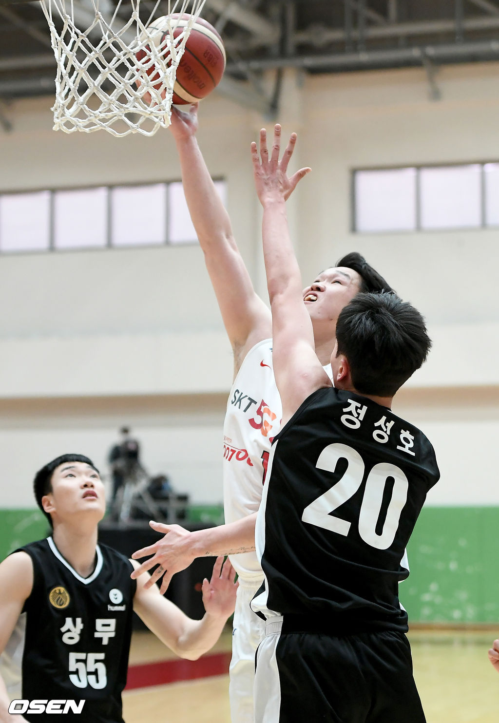 SK가 상무를 1점 차로 꺾고  ‘2020~2021 KBL D-리그’ 1차대회 플레이오프 우승을 차지했다.SK는 상무를 상대로 82-81로 승리했다.4쿼터 SK 송창무가 골밑슛을 하고 있다./ksl0919@osen.co.kr