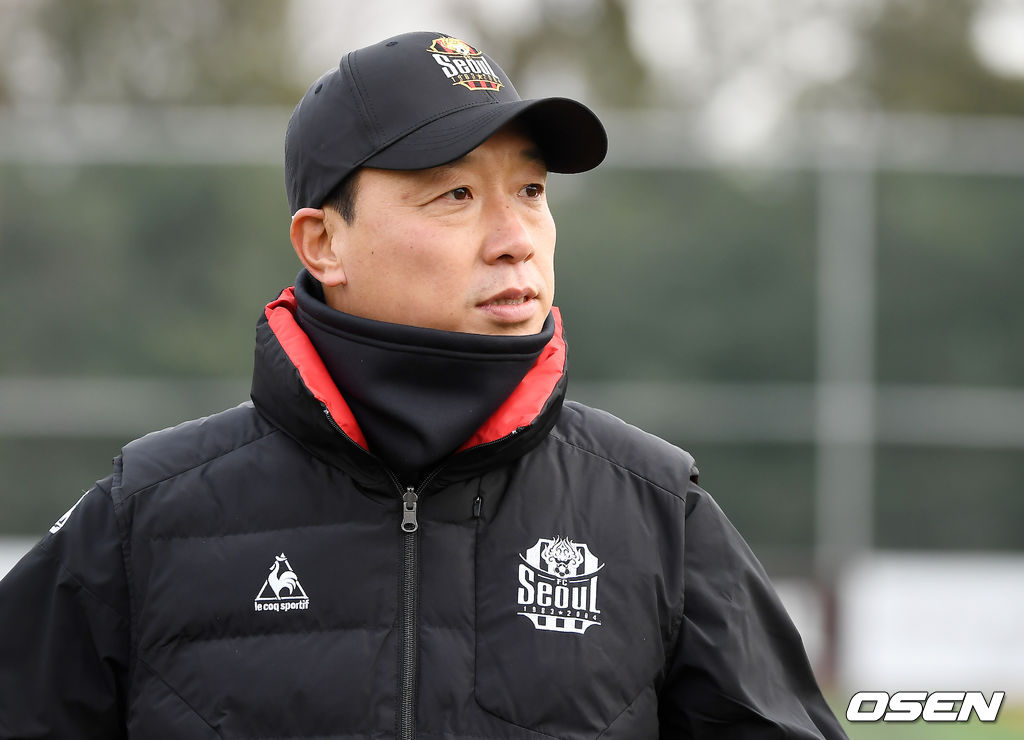 4일 오후 구리 GS챔피언스파크에서 FC서울 미디어 오픈 트레이닝이 진행됐다. FC서울 박진섭 감독이 훈련을 지켜보고 있다. /youngrae@osen.co.kr