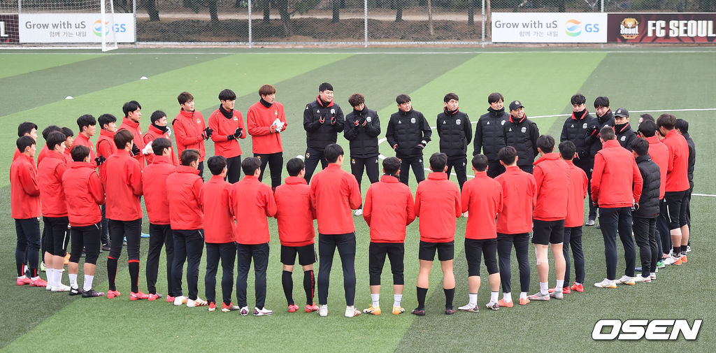 FC서울 박진섭 감독이 선수들과 이야기를 나누고 있다. /youngrae@osen.co.kr