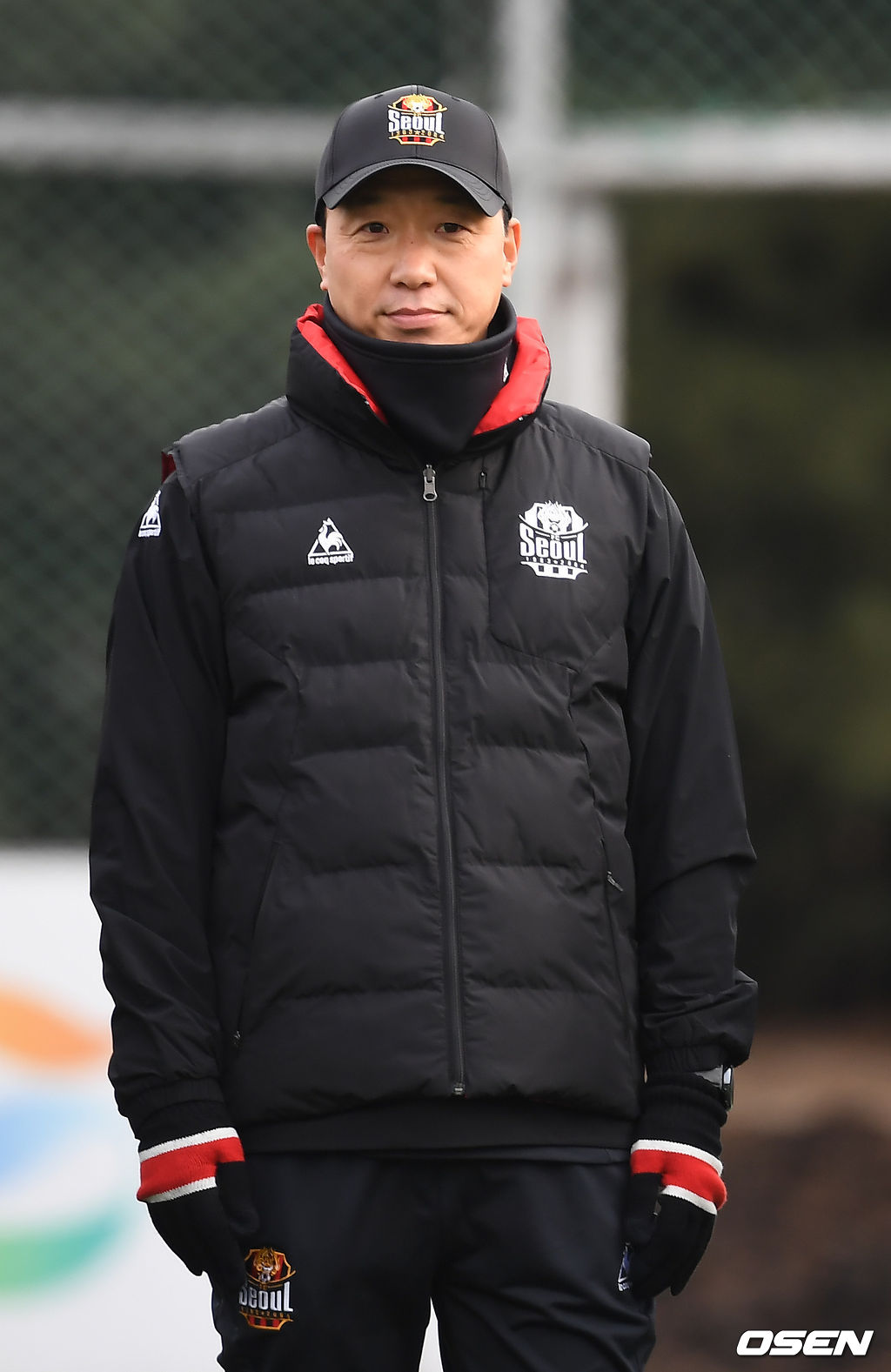 FC서울 박진섭 감독이 훈련을 지켜보고 있다. /youngrae@osen.co.kr