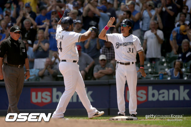 [사진] 밀워키 코치 시절 수베로 감독(오른쪽) /ⓒGettyimages(무단전재 및 재배포 금지)