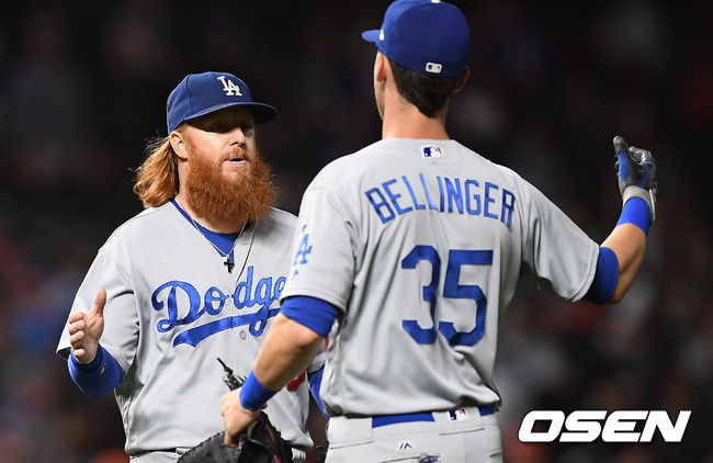 저스틴 터너(왼쪽)과 코디 벨린저와 기뻐하고 있다. / youngrae@osen.co.kr