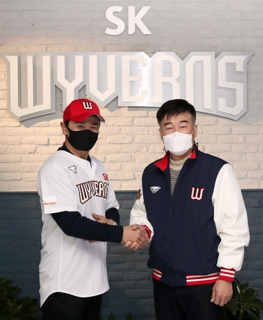SK는 지난해 12월 FA 내야수 최주환(왼쪽)을 영입했다. ⓒ SK 와이번스