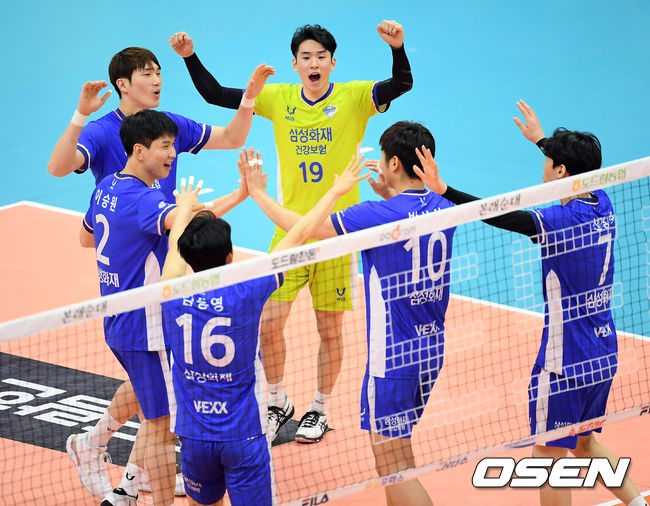 1세트 삼성화재 선수들이 득점에 기뻐하고 있다. /cej@osen.co.kr