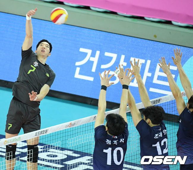 2세트 현대캐피탈 허수봉이 강타를 날리고 있다./ rumi@osen.co.kr