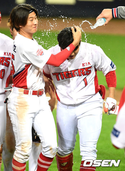 KIA 박찬호가 끝내기 안타를 날린 최원준을 축하하고 있다./OSEN DB