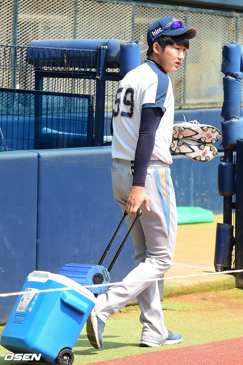 18일 오후 서울 잠실구장에서 열리는 '2017 타이어뱅크 KBO리그' 두산 베어스와 NC 다이노스의 경기에 앞서 NC 구창모가 훈련을 위해 이동하고 있다. / youngrae@osen.co.kr