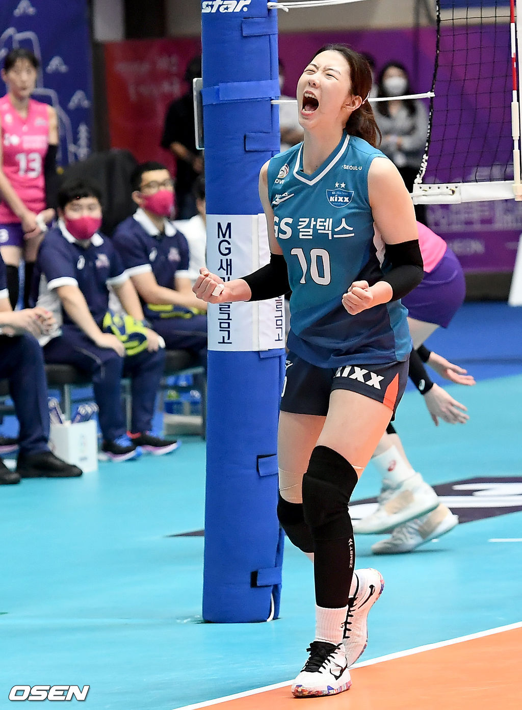 GS칼텍스 흥국생명을 꺾는 대이변을 일으키며 3년 만에 컵대회 정상에 섰다.GS칼텍스는 5일 충북 제천체육관에서 2020 제천･MG새마을금고컵 프로배구대회 여자부 흥국생명과의 결승전에서 세트스코어 3-0(25-23, 28-26, 25-23)으로 승리했다. 이날 승리로 GS칼텍스는 2017년 이후 3년 만에 컵대회 정상에 올랐다.우승포인트의 주인공 강소휘GS칼텍스)가 기자단 투표 30표 중 14표를 얻어 MVP로 선정됐다. 러츠가 10표, 이소정이 6표를 얻었다. 화제의 주인공 김연경(흥국생명)은 MIP를 수상했다.3세트 우승이 확정된 순간 GS칼텍스 강소휘가 기뻐하고 있다./ksl0919@osen.co.kr