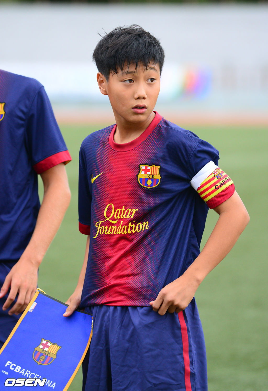 28일 전남 강진 종합운동장에서 열린 '제7회 한국중등(U-15)축구연맹회장배 겸 전라남도지사배 국제축구대회' 한국중등연맹U-15 대표팀과 FC 바르셀로나 경기에 앞서 FC 바로셀로나 백승호가 주장완자을 차고 경기 준비를 하고 있다./ ajyoung@osen.co.kr