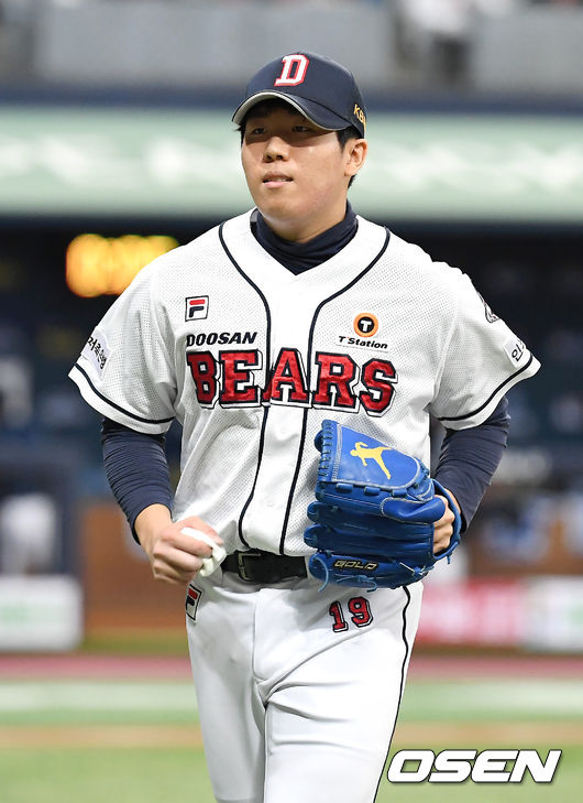 21일 오후 서울 고척스카이돔에서 '2020 신한은행 SOL KBO리그' 한국시리즈 4차전 두산 베어스와 NC 다이노스의 경기가 열렸다.1회초 삼자범퇴로 이닝을 마친 두산 김민규가 더그아웃으로 들어오고 있다. /youngrae@osen.co.kr