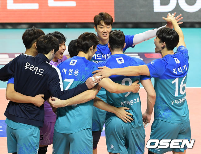 경기를 마치고 우리카드 선수들이 승리의 기쁨을 나누고 있다./ rumi@osen.co.kr