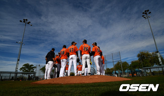 한화 선수들이 훈련을 준비하고 있다. /jpnews@osen.co.kr