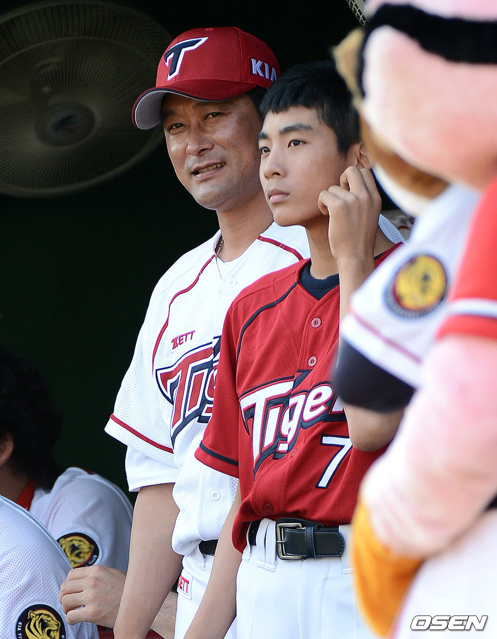 2012년 광주 무등야구장에서 열린 이종범 은퇴식. 이종범이 더그아웃에서 아들 이정후 군과 함께 시구를 기다리고 있다. /sunday@osen.co.kr