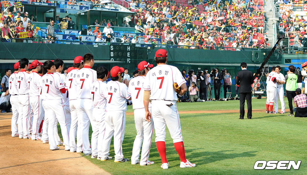 2012년 광주 무등야구장에서 열린 이종범 은퇴식. 이날 KIA 선수들은 이종범의 등번호 '7'이 새겨진 유니폼을 입고 경기에 나섰다./ sunday@osen.co.kr