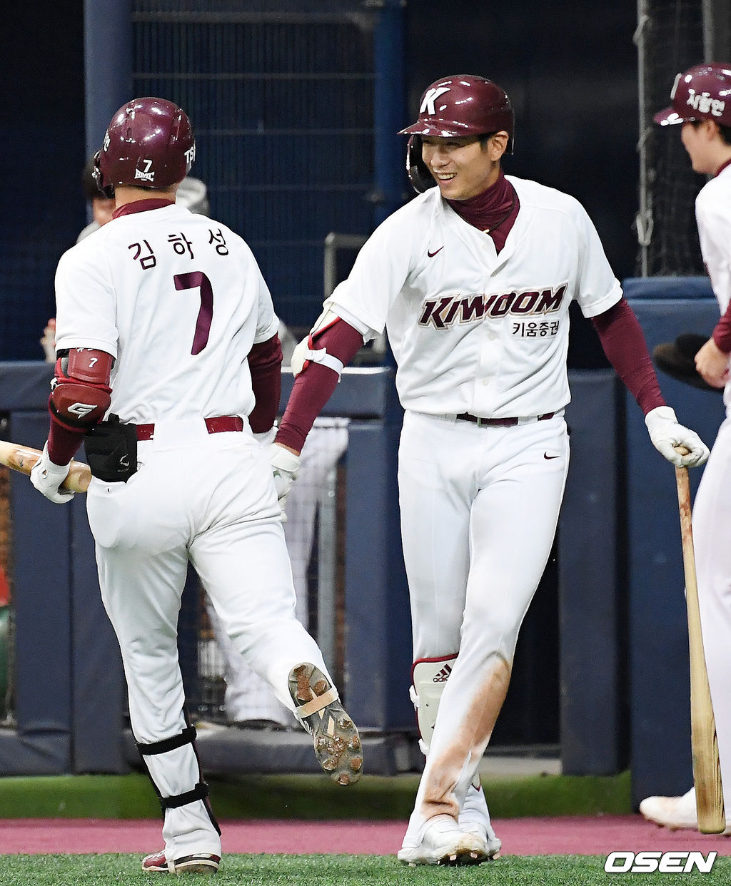 2020 시즌을 앞두고 키움 김하성이 연습경기에서 투런홈런을 날린 후 홈을 밟으며 이정후와 하이파이브를 하고 있다./ rumi@osen.co.kr