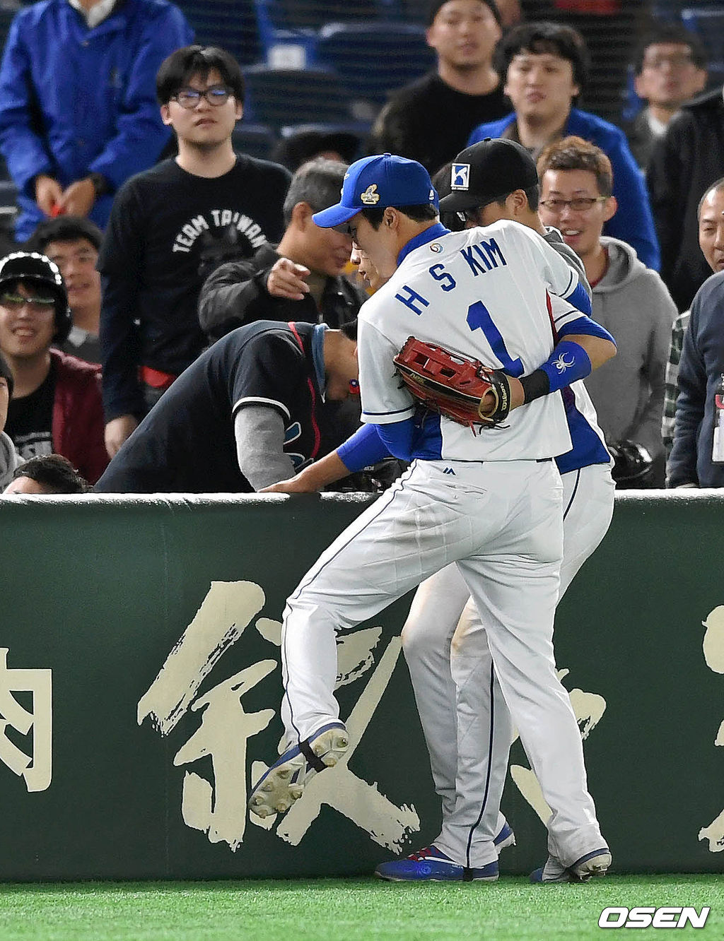 '아시아 프로야구 챔피언십(APBC) 2017’, 이정후가 김하성의 펜스 충돌을 막고 있다. / spjj@osen.co.kr