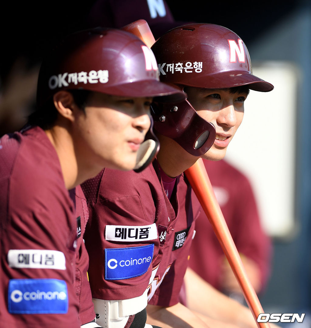 2018 KBO리그, 경기 시작을 앞두고 넥센 이정후와 김하성이 그라운드를 바라보고 있다. /dreamer@osen.co.kr