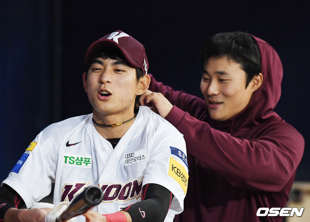 2019년 KBO리그, 경기를 마치고 키움 김하성이 이정후의 옷 속으로 생수를 붓고 있다./rumi@osen.co.kr