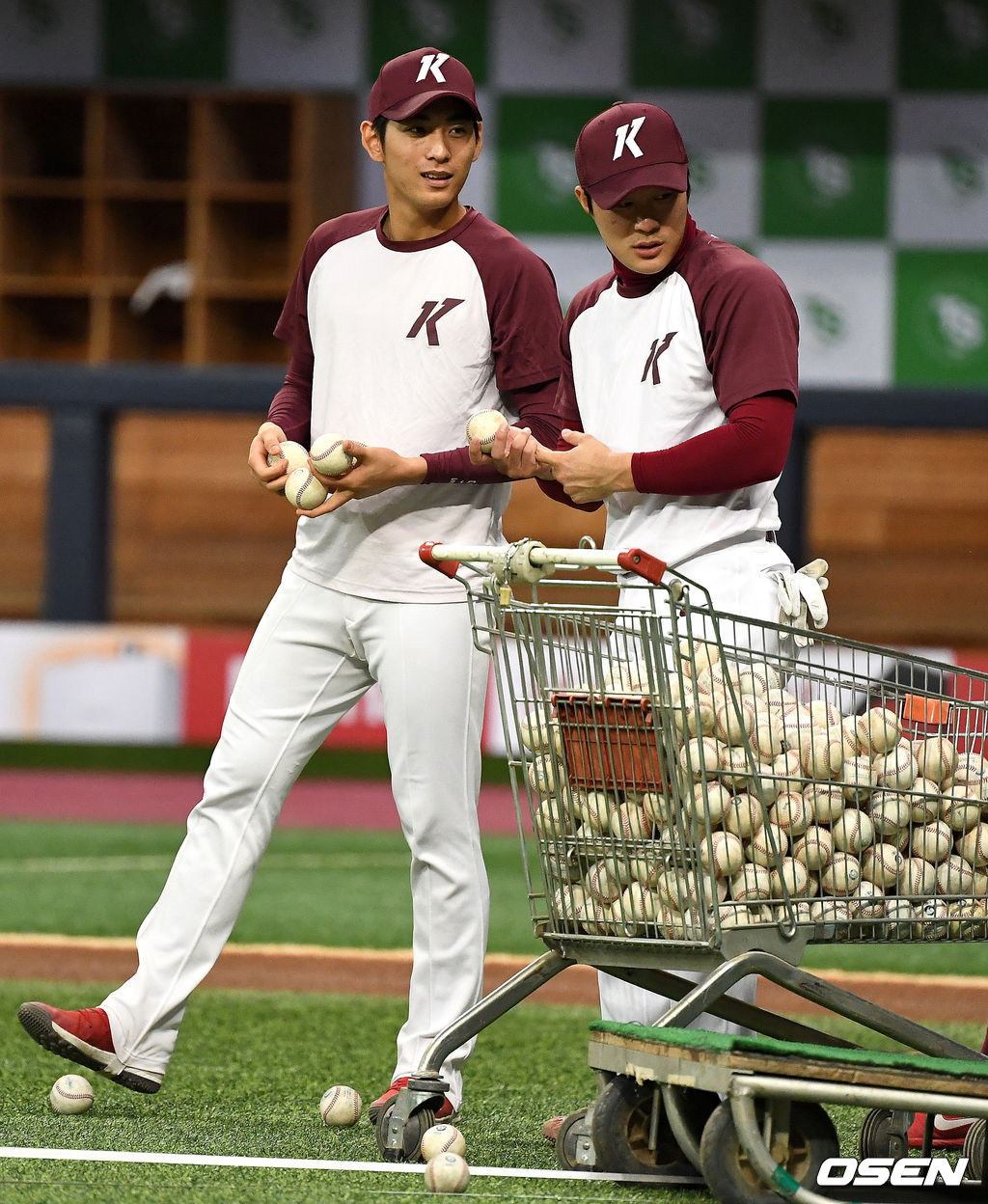 키움 이정후와 김하성이 훈련을 마친 뒤 공을 정리하고 있다. /dreamer@osen.co.kr