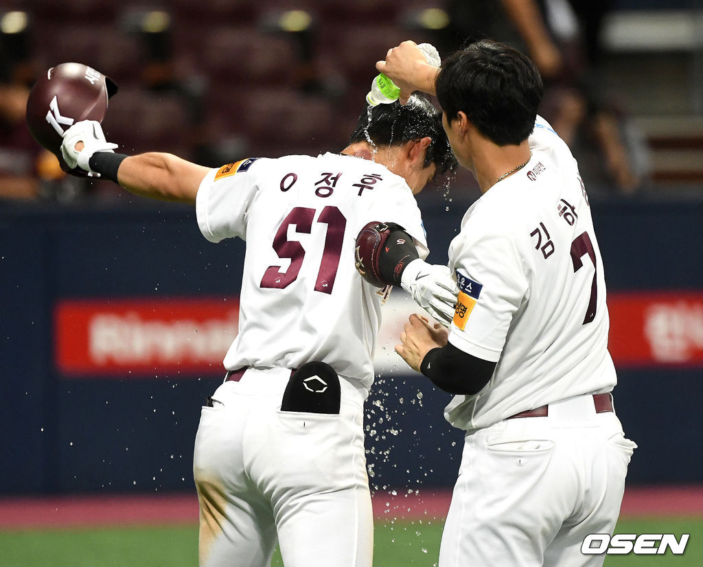 2020 KBO리그 키움 이정후가 한화와의 경기에서 연장 끝내기 우월 솔로포를 날리고 홈을 밟은 뒤 김하성의 물세례를 받고 있다. / dreamer@osen.co.kr