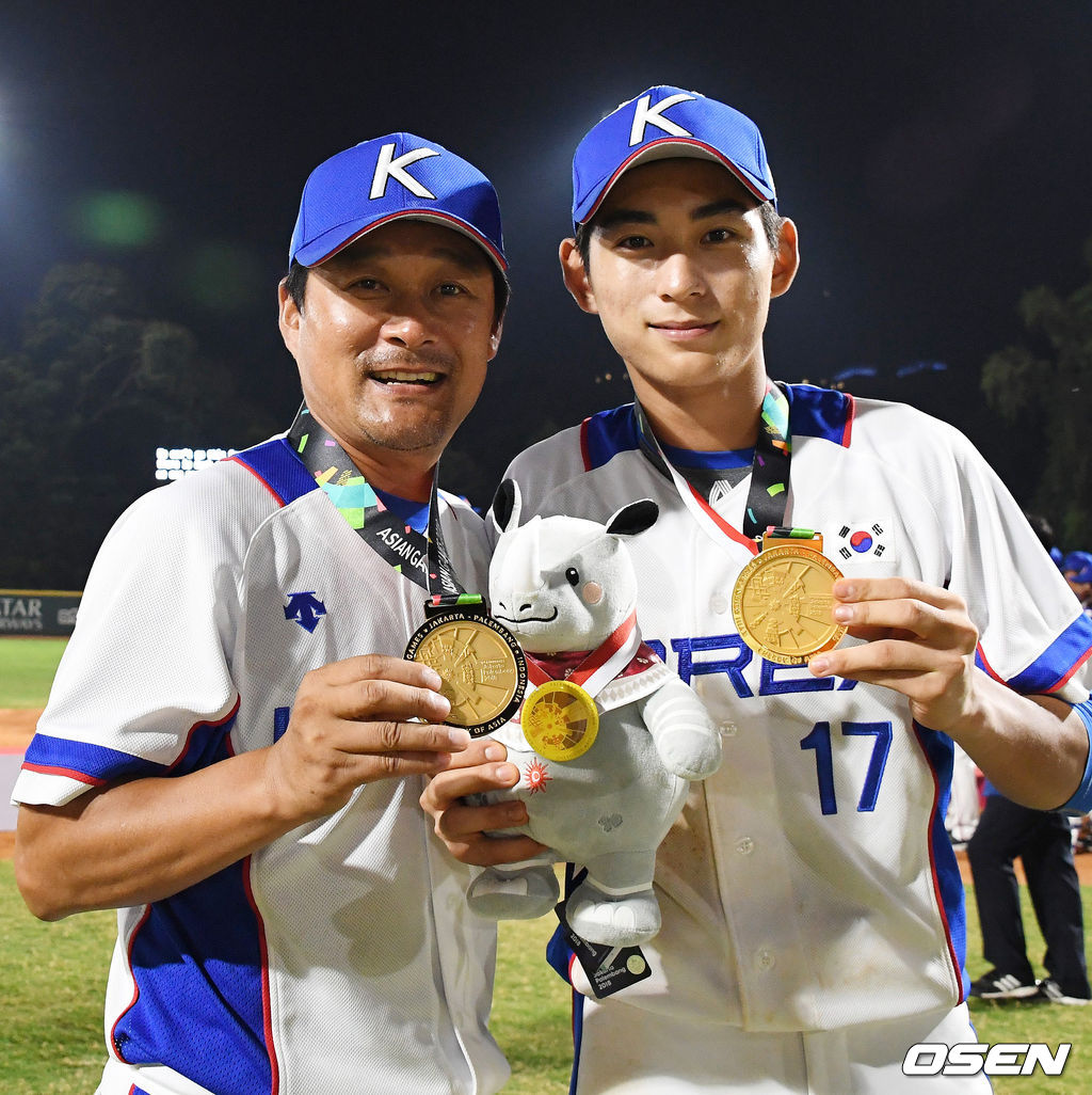아시안게임 3연패에 성공한 한국 대표팀 이종범 코치와 이정후가 금메달을 목에 걸고 포즈를 취하고 있다./spjj@osen.co.kr