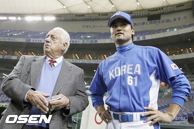 [사진] 토미 라소다 전 다저스 감독(왼쪽)과 박찬호. ⓒGettyimages(무단전재 및 재배포 금지)