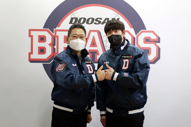[사진] 계약 후 전풍 두산 베어스 사장(좌)와 김재호(우) / 두산 베어스 제공