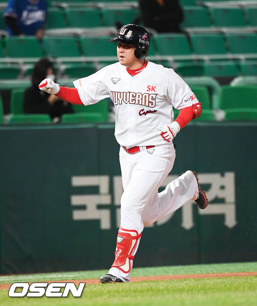 SK 간판 타자 최정.