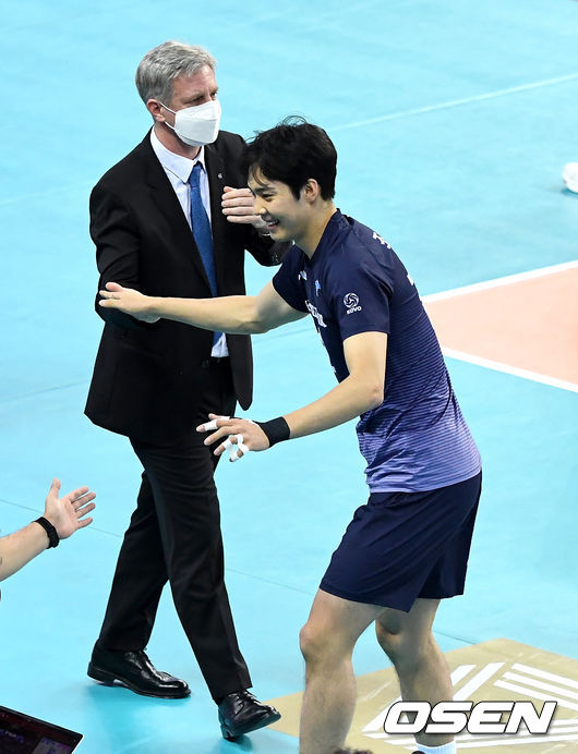 1세트, 대한항공 조재영과 산틸리 감독이 득점에 기뻐하고 있다. / dreamer@osen.co.kr