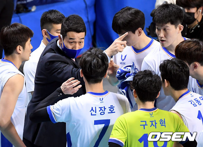 삼성화재 고희진 감독이 작전을 지시하고 있다. /cej@osen.co.kr