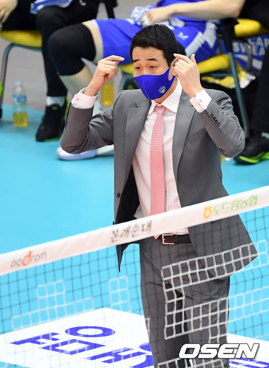 삼성화재 고희진 감독이 선수들을 독려하고 있다. /cej@osen.co.kr