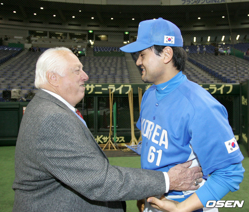 토미 라소다 전 다저스 감독이 홍보대사 자격으로 2006 WBC 개막전을 찾아 대표팀 박찬호와 인사를 나누고 있다. /spjj@osen.co.kr