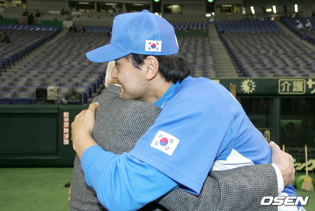 토미 라소다 전 다저스 감독이 홍보대사 자격으로 2006 WBC 개막전을 찾아 대표팀 박찬호와 인사를 나누고 있다. /spjj@osen.co.kr