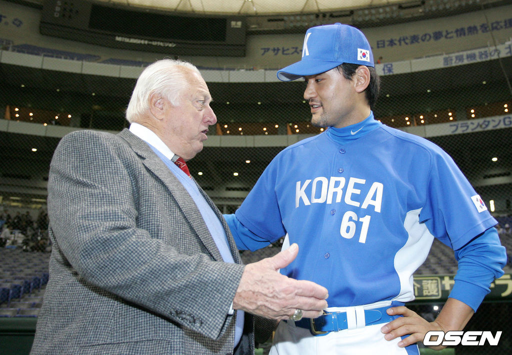 토미 라소다 전 다저스 감독이 홍보대사 자격으로 2006 WBC 개막전을 찾아 대표팀 박찬호와 이야기를 나누고 있다. /spjj@osen.co.kr