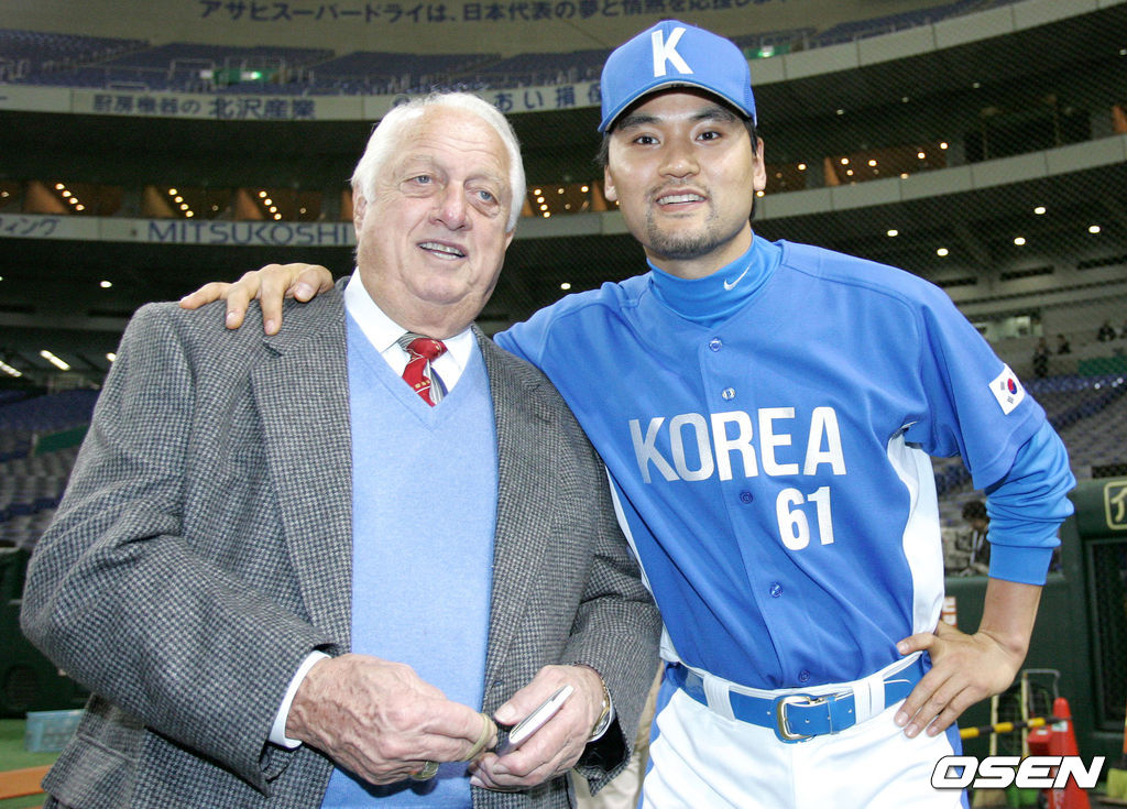 토미 라소다 전 다저스 감독이 홍보대사 자격으로 2006 WBC 개막전을 찾아 대표팀 박찬호와 기념촬영을 하고 있다. /spjj@osen.co.kr