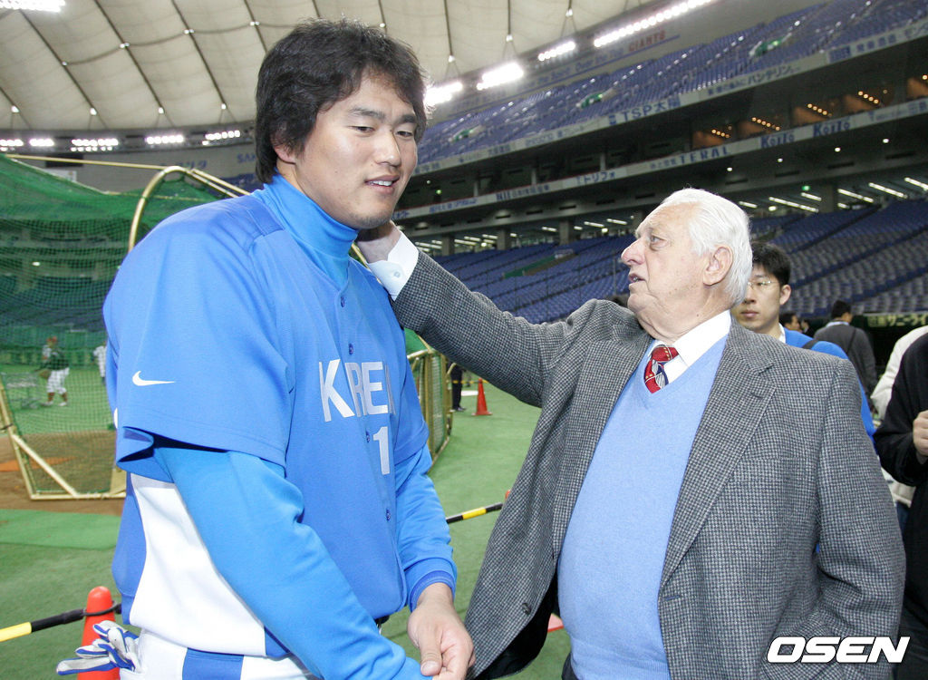 토미 라소다 전 다저스 감독이 홍보대사 자격으로 2006 WBC 개막전을 찾아 대표팀 최희섭과 인사를 나누고 있다. /spjj@osen.co.kr