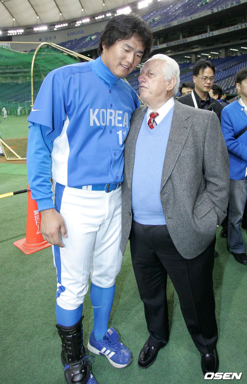 토미 라소다 전 다저스 감독이 홍보대사 자격으로 2006 WBC 개막전을 찾아 대표팀 최희섭과 이야기를 나누고 있다. /spjj@osen.co.kr
