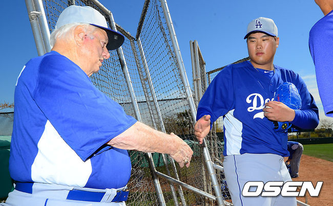 토미 라소다 전 다저스 감독이 2013년 메이저리그 스프링캠프서 라이브 피칭을 마친 류현진과 인사를 하고 있다. /youngrae@osen.co.kr