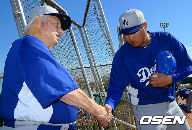 토미 라소다 전 다저스 감독이 2013년 메이저리그 스프링캠프서 라이브 피칭을 마친 류현진과 인사를 하고 있다. /youngrae@osen.co.kr